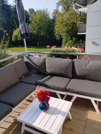 Biały nowoczesny narożnik ogrodowy na mały taras Soletto