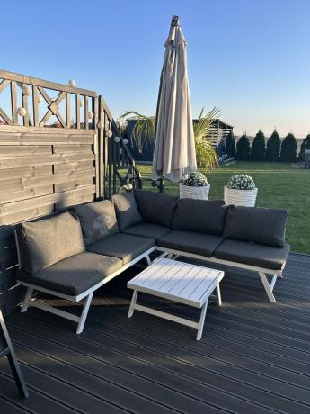Biały nowoczesny narożnik ogrodowy na mały taras Soletto