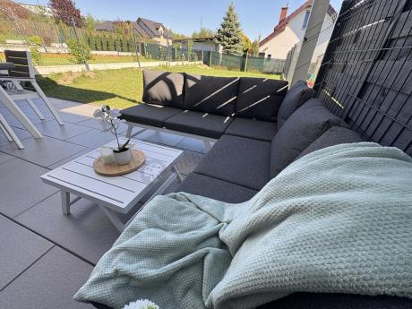 Biały nowoczesny narożnik ogrodowy na mały taras Soletto