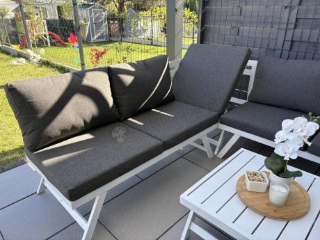 Biały nowoczesny narożnik ogrodowy na mały taras Soletto