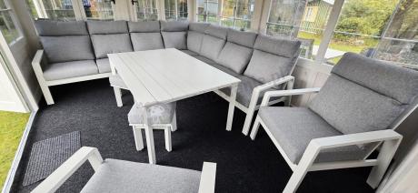 Biały zestaw mebli ogrodowych z narożnikiem, fotelami i pufami - Renalo Corner XL