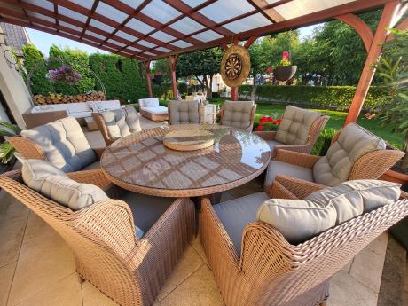 Brązowe meble obiadowe na taras Laritto 8+1 okrągły stół - technorattan