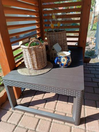 Brązowy narożny zestaw z regulowanym stołem