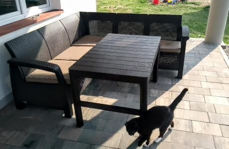 Brązowy narożny zestaw z regulowanym stołem