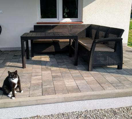 Brązowy narożny zestaw z regulowanym stołem