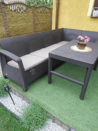 Brązowy narożny zestaw z regulowanym stołem