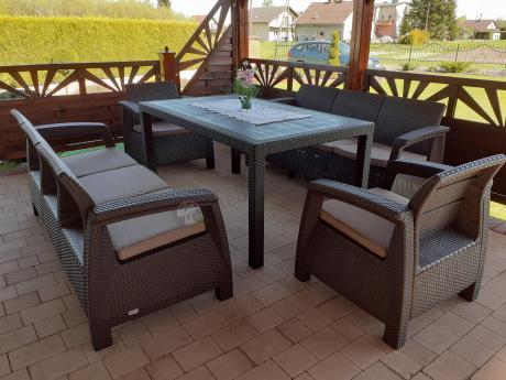 Brązowe meble ogrodowe z wysokim stołem