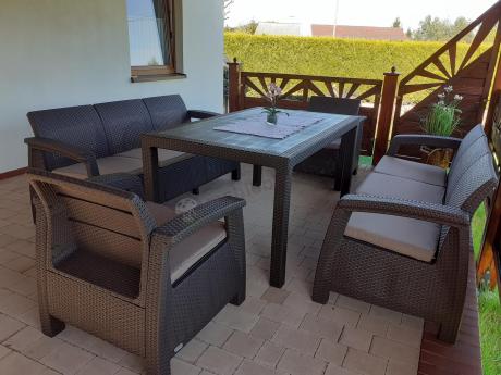 Brązowe meble ogrodowe z wysokim stołem