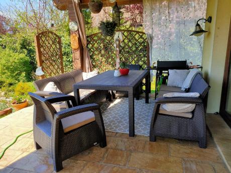 Brązowe meble ogrodowe z wysokim stołem