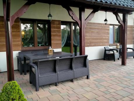 Brązowe meble ogrodowe z wysokim stołem