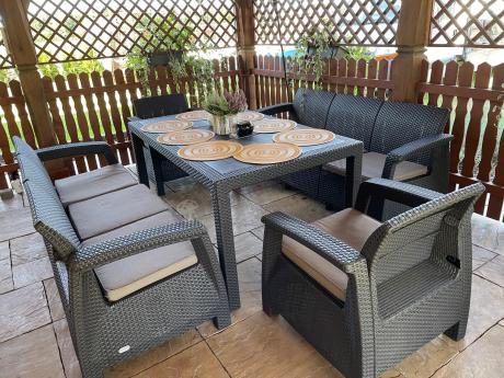 Brązowe meble ogrodowe z wysokim stołem