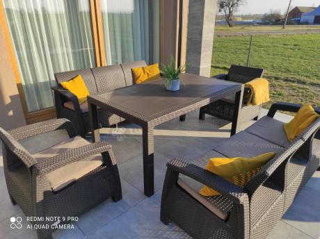 Brązowe meble ogrodowe z wysokim stołem