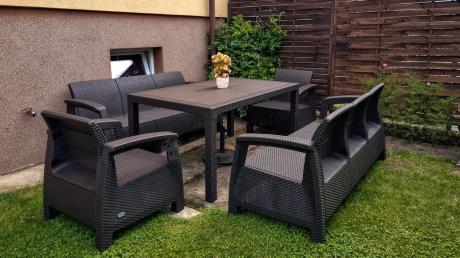 Brązowe meble ogrodowe z wysokim stołem