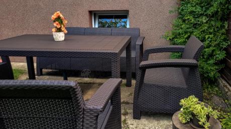 Brązowe meble ogrodowe z wysokim stołem