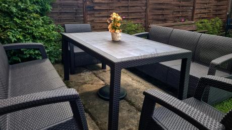 Brązowe meble ogrodowe z wysokim stołem