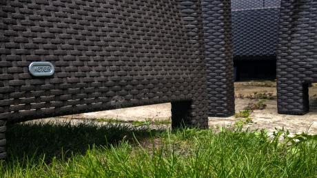 Brązowe meble ogrodowe z wysokim stołem