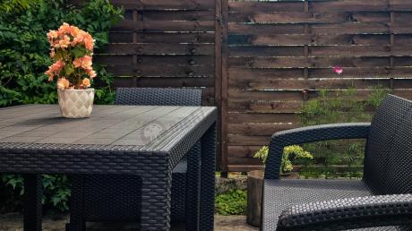 Brązowe meble ogrodowe z wysokim stołem