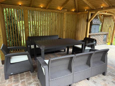 Brązowe meble ogrodowe z wysokim stołem