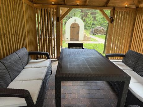 Brązowe meble ogrodowe z wysokim stołem