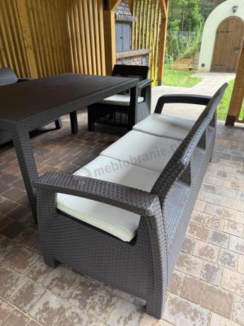 Brązowe meble ogrodowe z wysokim stołem