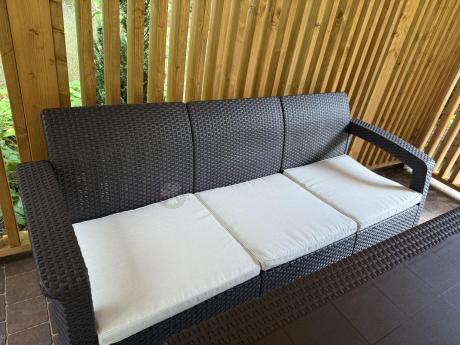 Brązowe meble ogrodowe z wysokim stołem