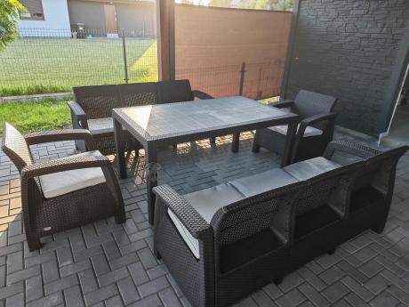 Brązowe meble ogrodowe z wysokim stołem