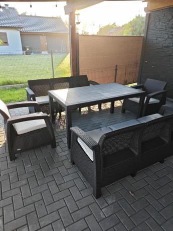 Brązowe meble ogrodowe z wysokim stołem