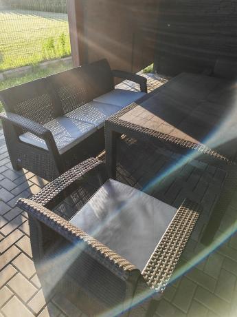 Brązowe meble ogrodowe z wysokim stołem