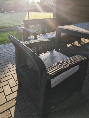 Brązowe meble ogrodowe z wysokim stołem