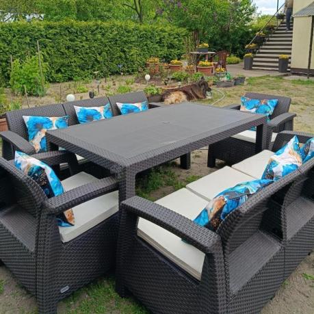 Brązowe meble ogrodowe z wysokim stołem