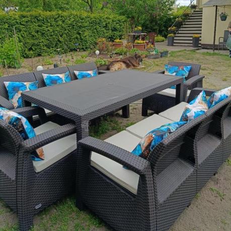 Brązowe meble ogrodowe z wysokim stołem