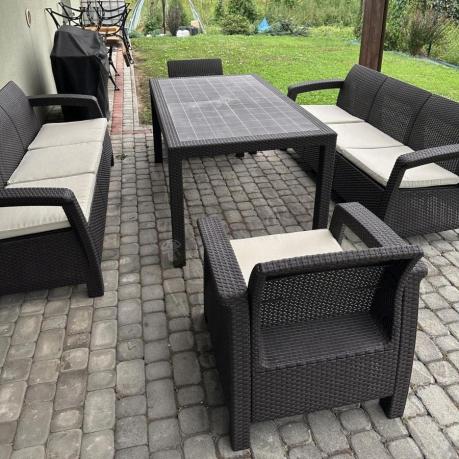 Brązowe meble ogrodowe z wysokim stołem