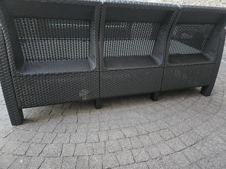 Brązowe meble ogrodowe z wysokim stołem