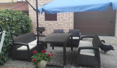 Brązowe meble ogrodowe z wysokim stołem
