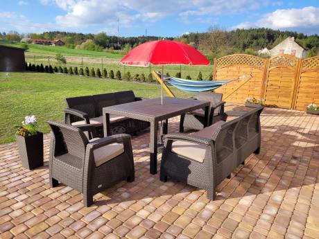 Brązowe meble ogrodowe z wysokim stołem