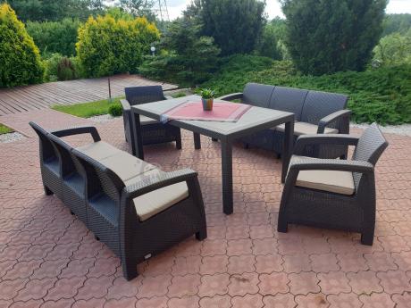 Brązowe meble ogrodowe z wysokim stołem