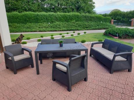 Brązowe meble ogrodowe z wysokim stołem