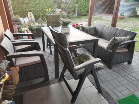 Brązowe meble ogrodowe z wysokim stołem
