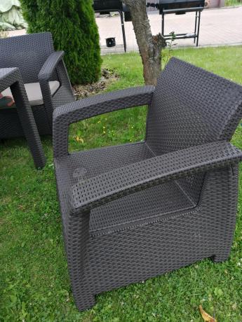 Brązowe meble ogrodowe z wysokim stołem