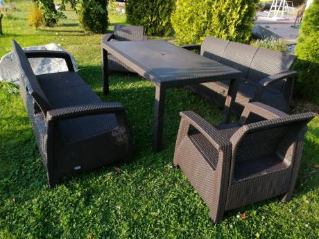 Brązowe meble ogrodowe z wysokim stołem