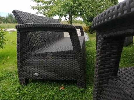 Brązowe meble ogrodowe z wysokim stołem