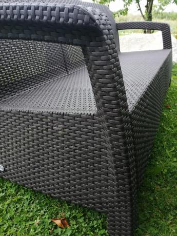 Brązowe meble ogrodowe z wysokim stołem