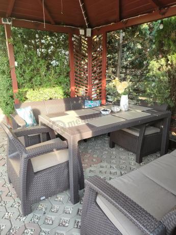 Brązowe meble ogrodowe z wysokim stołem