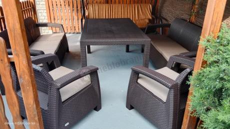 Brązowe meble ogrodowe z wysokim stołem