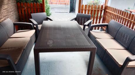 Brązowe meble ogrodowe z wysokim stołem