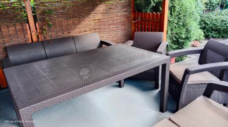 Brązowe meble ogrodowe z wysokim stołem