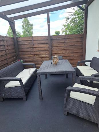 Brązowe meble ogrodowe z wysokim stołem