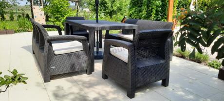 Brązowe meble ogrodowe z wysokim stołem