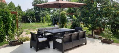 Brązowe meble ogrodowe z wysokim stołem