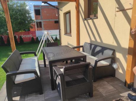 Brązowe meble ogrodowe z wysokim stołem